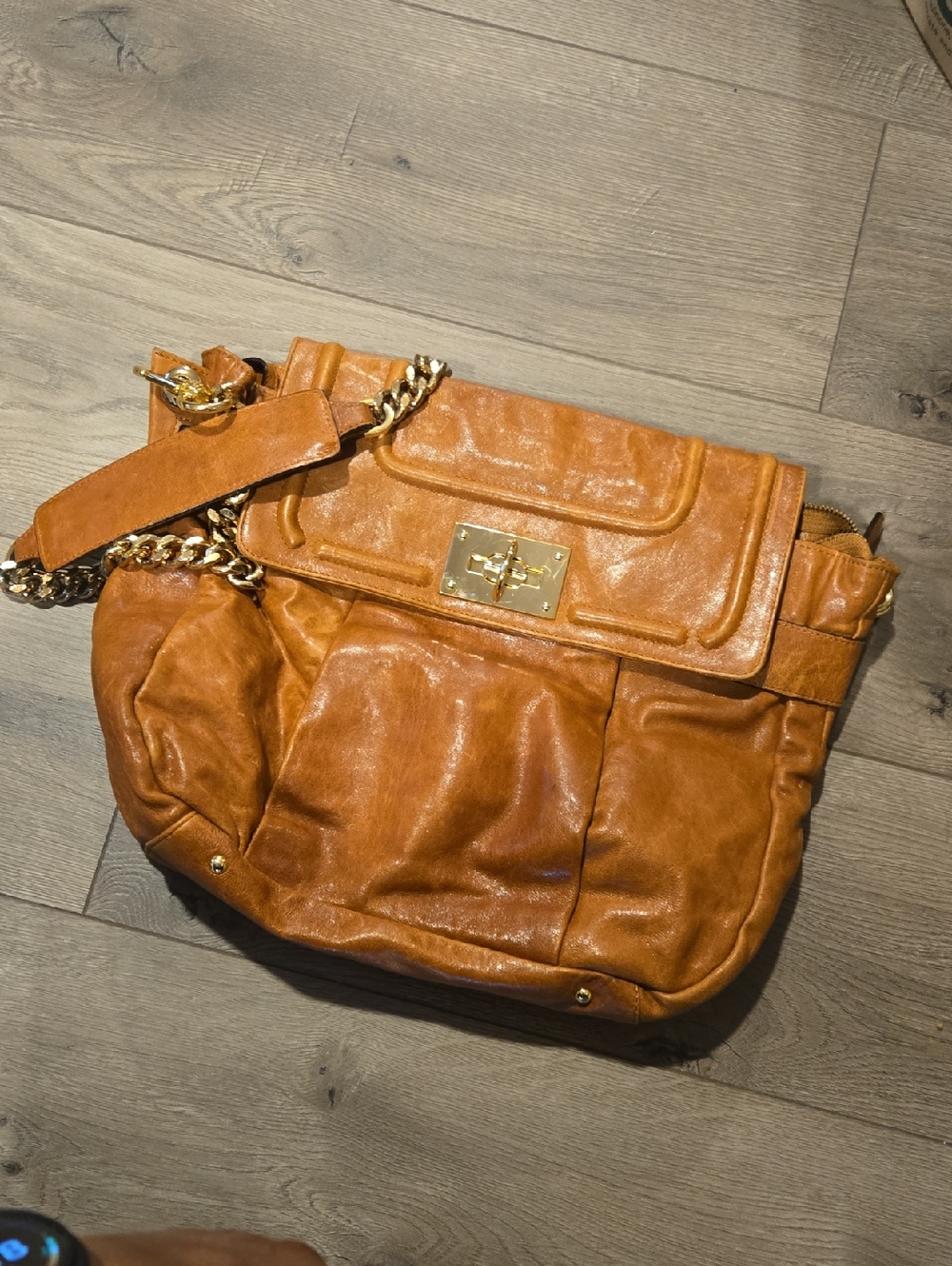 BE&D Beautiful Women's Tan Leather Chain-Accent Shoulder Bag. 15x12x5